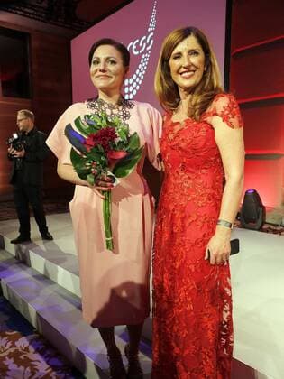 Preistraegerin Ann-Kathrin Carstensen, Nelly Kostadinova bei der Verleihung VICTRESS Award 2016 im Hotel Titanic Chausseestr. Berlin.