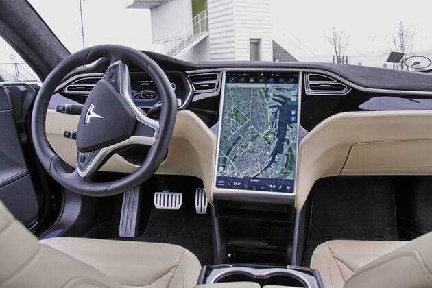 das schnelste Elektroauto der Welt, Baujahr 2015, 700 PS, Reichweite circa 500 KM, Beschleunigung 3sek. 0 - 100 KM H, Höchstgeschwindigkeit 250 KM H - riegelt ab, Firma : Teslamotors, Preis : 115.000 EURO. TESLA MODEL S P90 D