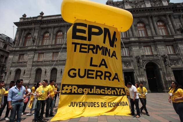 Members of a leftist collective demonstrate during the fifth day of the forum National Debate on the Use of Marihuana at Palacio de Mineria in Mexico City, Mexico, 6 April 2016. EFE Sashenka Gutierrez NATIONAL DEBATE ON THE USE OF MARIHUANA IN MEXICO CITY !ACHTUNG: NUR REDAKTIONELLE NUTZUNG!  MDF001 20160407-635955856969184562
