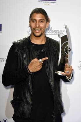 Andreas Bourani mit dem Echo für den besten Künstler national Rock Pop bei der 25. Verleihung des Echo 2016 in der Messe Berlin. Berlin, 07.04.2016 Foto:xFredericx xFuturexImage