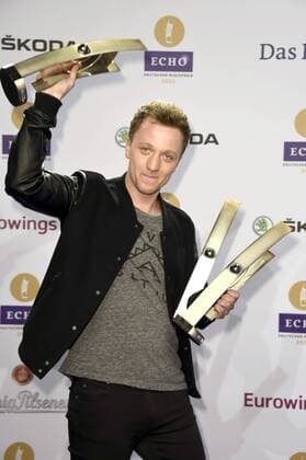 Joris mit den Echos für den Newcomer des Jahres national, dem Kritikerpreis national und dem Radiopreis bei der 25. Verleihung des Echo 2016 in der Messe Berlin. Berlin, 07.04.2016 Foto:xFredericx xFuturexImage