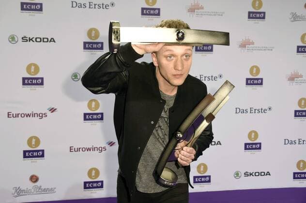 Joris mit den Echos für den Newcomer des Jahres national, dem Kritikerpreis national und dem Radiopreis bei der 25. Verleihung des Echo 2016 in der Messe Berlin. Berlin, 07.04.2016 Foto:xFredericx xFuturexImage