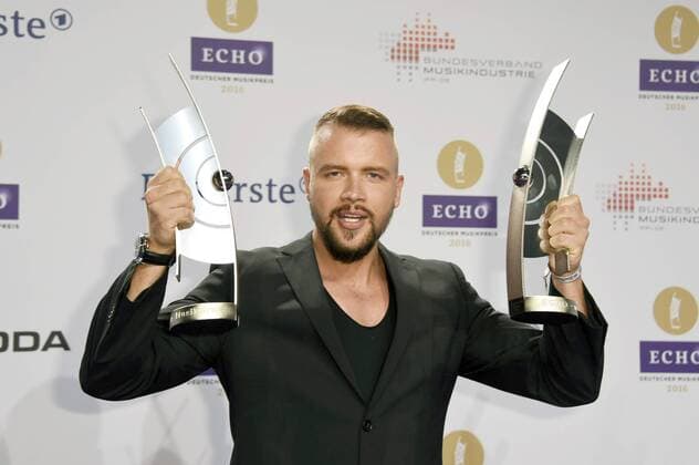 Kollegah mit den Echos für den besten Künstler Hip Hop Urban und bester interaktiver Act bei der 25. Verleihung des Echo 2016 in der Messe Berlin. Berlin, 07.04.2016 Foto:xFredericx xFuturexImage