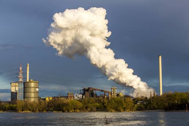 IMAGO Nature: Unsere Erde, Umweltverträgliche Herausforderungen des 21. Jahrhunderts, Co2 Stahlstandort Duisburg-Hüttenheim, Hüttenwerke Krupp-Mannesmann - HKM, Kokerei, Wasserdampf Wolken beim Ablöschvorgang der fertigen Kokskohle Rhein,