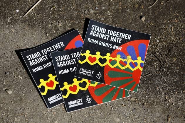 08.04.2016, Berlin, Deutschland, GER, Kundgebung für Solidarität mit den Sinti und Roma Europas, Roma Day, Foto: Aufkleber Stand Together against Hate Roma Rights now Amnesty International