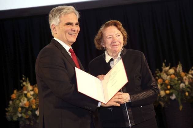 Käthe Sasso und Werner Faymann bei der Auszeichung der Zeitzeugin und Widerstandskämpferin Katharina Sasso mit dem Berufstitel Professorin im Zeremoniensaal der Wiener Hofburg. Wien, 08.04.2016 Foto:xF.xJ.xMorgenbesserx xFuturexImage