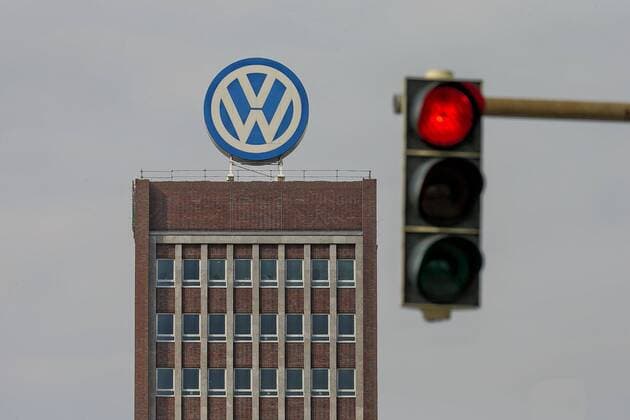 Bilder des Tages VW Emblem auf VW Verwaltungsgebäude in Wolfsburg mit Roter Ampel - gesehen am 09.04.2016