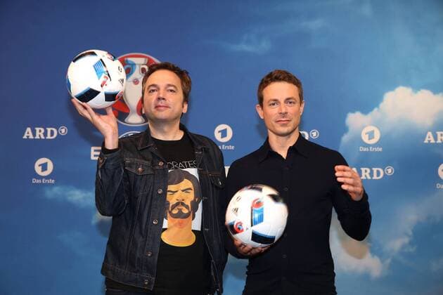 Arnd Zeigler und Alexander Bommes bei dem Fototermin von der ARD Das Erste zur Fussball-Europameisterschaft 2016 in Frankreich (vom 10.06.- 10.07.2016) am 11.04.2016 in Berlin ARD Fototermin zur Fussball-EM 2016 in Berlin 