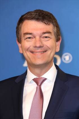Jörg Schönenborn, der WDR Fernsehdirektor bei dem Fototermin von der ARD Das Erste zur Fussball-Europameisterschaft 2016 in Frankreich (vom 10.06.- 10.07.2016) am 11.04.2016 in Berlin ARD Fototermin zur Fussball-EM 2016 in Berlin 