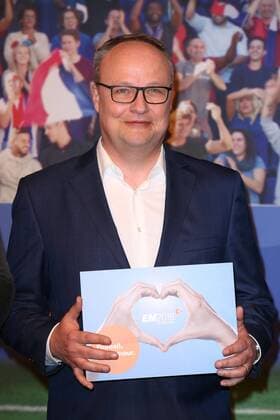 Oliver Welke bei dem ZDF Fototermin zur Fussball-Europameisterschaft 2016 in Frankreich (vom 10.06.- 10.07.2016) am 11.04.2016 in Berlin ZDF Fototermin zur Fussball-EM 2016 in Berlin 