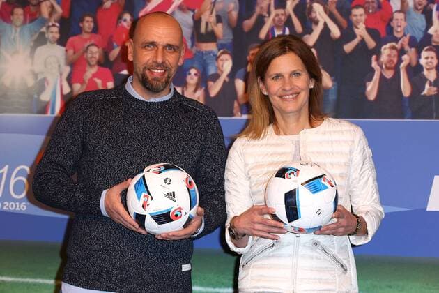 Holger Stanislawski und Katrin Müller-Hohenstein bei dem ZDF Fototermin zur Fussball-Europameisterschaft 2016 in Frankreich (vom 10.06.- 10.07.2016) am 11.04.2016 in Berlin ZDF Fototermin zur Fussball-EM 2016 in Berlin 