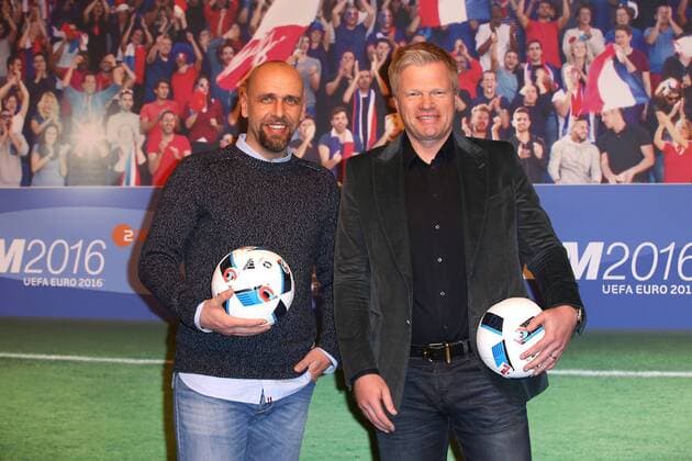 Holger Stanislawski und Oliver Kahn bei dem ZDF Fototermin zur Fussball-Europameisterschaft 2016 in Frankreich (vom 10.06.- 10.07.2016) am 11.04.2016 in Berlin ZDF Fototermin zur Fussball-EM 2016 in Berlin 
