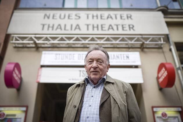 35 Jahre neues theater Halle, 08.04.2016 , Halle (Saale) , neues theater , Kultur , Bühnen Halle , Jubiläum , 35 Jahre , nt , Peter Sodann , Matthias Brenner , Gala , Revue , Geburtstag , Freunde des neuen theaters Der ehemalige Intendant des neuen theaters, Peter Sodann im Gespräch mit BILD Reporter Uwe Freitag Das neue theater in Halle feierte am Freitagabend (08.04.2016) sein 35-jähriges Jubiläum. In einer großen Gala im Theatersaal feierten etwa 500 geladene Gäste das 35. Jubiläum des Theaters sowie das 25. Jubiläum des Fördervereins.