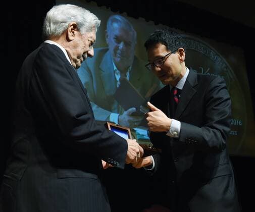 Peruvian Literature Nobel Prize Mario Vargas Llosa (L) receives the Living Legend award from David S. Mao (R), librarian at the US Congress Library in Washington, DC, United States. THE LIBRARY OF THE US CONGRESS GRANTS VARGAS LLOSA THE LIVING LENEGD AWARD !ACHTUNG: NUR REDAKTIONELLE NUTZUNG!  WAS001 20160412-635960231599451263