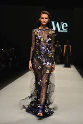 SHANGHAI, April 11, 2016 -- A model presents a creation of We Couture 2016 Autumn Winter Collection during the Shanghai Fashion Week in Shanghai, east China, April 11, 2016. ) (yxb) CHINA-SHANGHAI-FASHION WEEK (CN) GuoxChangyao 