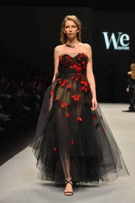 SHANGHAI, April 11, 2016 -- A model presents a creation of We Couture 2016 Autumn Winter Collection during the Shanghai Fashion Week in Shanghai, east China, April 11, 2016. ) (yxb) CHINA-SHANGHAI-FASHION WEEK (CN) GuoxChangyao 