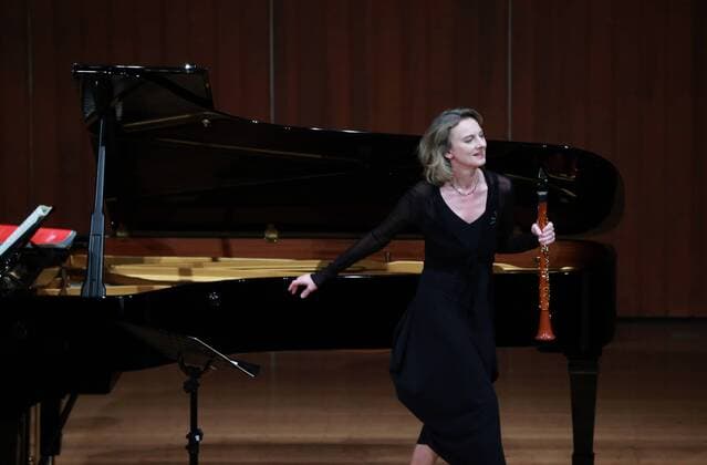 Musikfestival Heidelberger Frühling - Sabine Meyer -- HEIDELBERG, April 12, 2016 -- German classical clarinetist Sabine Meyer greets the audience after her performance at the Kongresshaus Stadthalle Heidelberg during the Heidelberger Fruehling festival in Heidelberg, Germany, on April 12, 2016. The Heidelberger Fruehling festival is held from April 2 to April 30.) (lyi) GERMAN-HEIDELBERG-FRUEHLING FESTIVAL-SABINE MEYER LuoxHuanhuan 
