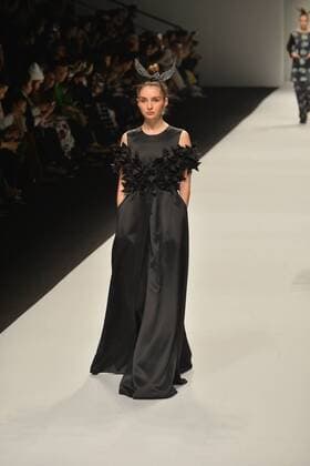 SHANGHAI, April 12, 2016 -- A model presents a creation by designer Han Lulu during the Shanghai Fashion Week in Shanghai, east China, April 12, 2016. ) (ry) CHINA-SHANGHAI-FASHION WEEK (CN) GuoxChangyao 