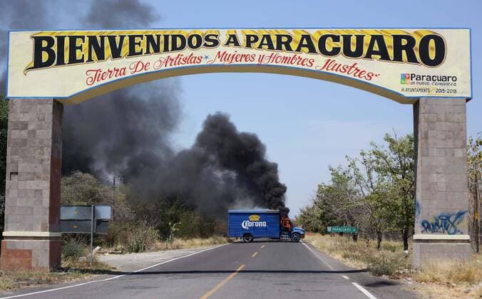 Mexiko: Ausschreitungen in Michoacan April 12, 2016 - Mexico - PARACUARO, Mich.- Violence Violencia-Michoacan.- Este martes 12 de abril de 2016, dos unidades repartidoras fueron utilizadas para bloquear el acceso a este municipio de Tierra Caliente e incendiadas, en la segunda jornada consecutiva de violencia en el estado a causa de la detencion de varios sujetos el dia de ayer.  - ZUMAu78_
