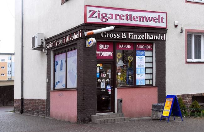 Tabakladen in Slubice Die Oderbrücke in der Innenstadt verbindet Frankfurt (Oder) mit der ehemaligen Dammvorstadt, dem heutigen polnischen Slubice Frankfurt (Oder). Nach der Brücke bieten viele Tabakläden, Tankstellen, Apotheken Einkäufern und Besuchern aus Deutschland günstige Angebote an Arzneimitteln, Tabakwaren wie Zigaretten und billiges Benzin, . Slubice, Lebus, Polen, 25.03.2016 Copyright: JOKER HartwigxLohmeyer JOKER160325060484