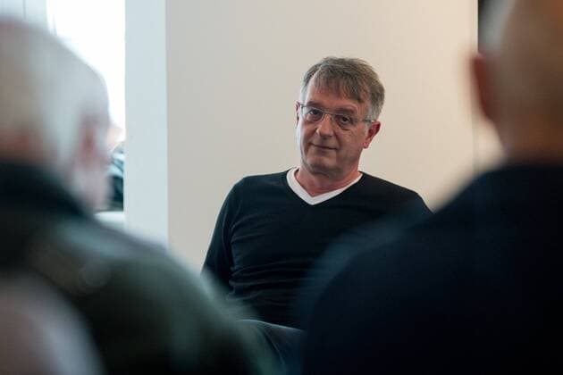 Halle Saale 13.04.2016 Innenstadt ANDREAS HERZAU francke Ein fotografischer Essay über die Franckeschen Stiftungen von ANDREAS HERZAU Künstlergespräch Wie bekommt ein Foto Aufmerksamkeit in der Bilderflut unserer Zeit? Und kann Fotografie eigentlich die Welt erklären? Artisttalk mit Manon Bursian, Direktorin der Kunststiftung, und Andreas Herzau. Halle (Saale) - Franckeschen Stiftungen