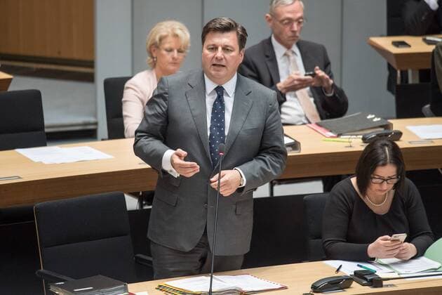 Berlin Landespolitik Abgeordnetenhaus Plenarsitzung 79. Plenarsitzung des Berliner Abgeordnetenhaus der laufenden Legislaturperiode am Donnerstag den 14. April 2016. Im Bild: Bausenator Andreas Geisel (SPD). 14.4.2016, Berlin