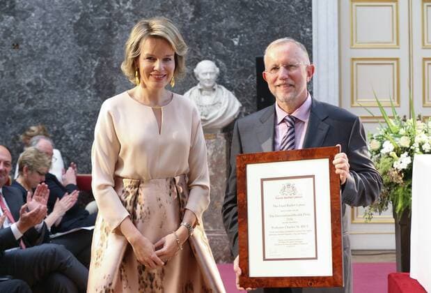 Belgien: Königin Mathilde besucht Preisverleihung in Brüssel Queen Mathilde of Belgium and Professor Charles M.Rice pose for the photographer during the Baillet Latour Health Prize 2016 ceremony in attendance of the Queen, on Thursday 14 April 2016, at the Palace of Academia in Brussels.  VIRGINIExLEFOUR 04832213