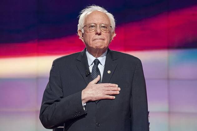 Clinton und Sanders während der TV-Debatte der Demokraten in New York April 14, 2016 - New York, USA - Senator Bernie Sanders listens to the National anthem during the CNN presidential primary debate live from Brooklyn Navy Yard, U.S. New York USA - ZUMAs132