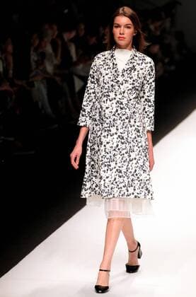 (160415) -- SHANGHAI, April 14, 2016 -- A model presents a creation by the brand Naivee during the Shanghai Fashion Week in Shanghai, east China, April 14, 2016. ) (ry) CHINA-SHANGHAI-FASHION WEEK (CN) ZhuangxYi 
