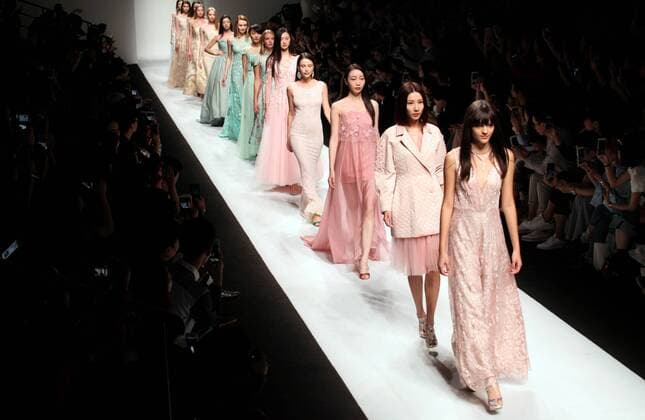(160415) -- SHANGHAI, April 14, 2016 -- Models present creations by the brand Lacava during the Shanghai Fashion Week in Shanghai, east China, April 14, 2016. ) (ry) CHINA-SHANGHAI-FASHION WEEK (CN) ZhuangxYi 