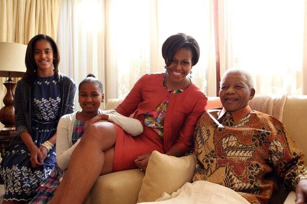 IMAGO History, Ende der Apartheid in Südafrika: 1990-1994 June 21, 2011 - Johannesburg, South Africa - U.S. First Lady MICHELLE OBAMA (2-R), her daughters, MALIA (L) and SASHA (2-L) with former President NELSON MANDELA (R) at his home in Houghton. Michelle Obama is on her first solo trip to Africa.  - ZUMAu99_