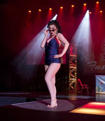 Fashion Show während des Viva Las Vegas Rockabilly Festivals April 15, 2016 - Las Vegas, Nevada, U.S. - Amateur models walk the runway at a fashion show during Viva Las Vegas. Now in its 19th year, Viva Las Vegas, which draws attendees from around the world, is an annual, four-day rockabilly festival that celebrates the music, clothing and car culture from mid-20th century America. Las Vegas U.S. - ZUMAce6_