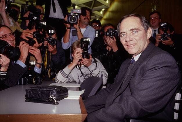 Wolfgang SCHAEUBLE , CDU , wird von Fotografen belagert , November 1991 Wolfgang SCHAEUBLE , CDU , and the media , November 1991