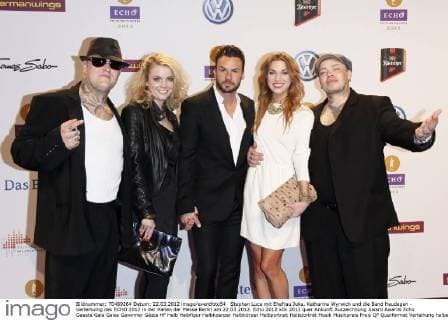 Stephan Luca mit Ehefrau Julia, Katharina Wyrwich und die Band Haudegen - Verleihuing des ECHO 2012 in der Hallen der Messe Berlin am 22.03.2012. Echo 2012