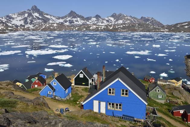 Ausblick über Tasiilaq und Kong Oskars Havn, Ammassalik-Insel, Kalaallit Nunaat, Ostgrönland, Grönland, Nordamerika Copyright: imageBROKER EgmontxStrigl ibxest04252308.jpg