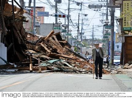 Schäden nach dem Erdbeben in Japan April 17, 2016, Kumamoto, Japan - An elderly man walks past collapsed houses at Mashiki town in Kumamoto prefecture on Sunday, April 17, 2016. More than 40 people died and some 1,000 injured as massive earthquakes attacked Japan s southern island of Kyushu.  (lwxa001132)
