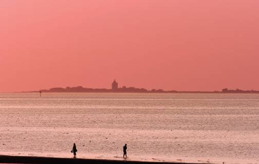Paar bei Flut im Watt vor der Hamburger Insel Neuwerk im Abendlicht, Deutschland, Hamburgisches Wattenmeer-Nationalpark two person in the wadden sea in front of the Wadden Sea in the evening, Germany, Hamburgisches Wattenmeer National Park BLWS422757 Copyright: xblickwinkel G.xFranzx