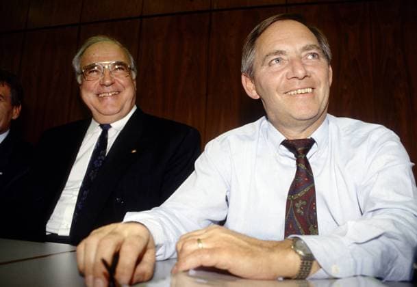 Bundeskanzler Helmut KOHL und Wolfgang SCHAEUBLE , alle CDU , bei einer Sitzung der CDU CSU-Bundestagsfraktion im Mai 1993 Chancellor Helmut KOHL and Wolfgang SCHAEUBLE , all CDU , during a meeting of CDU CSU Bundestag fraction in May 1993
