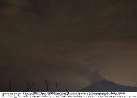 A view of the eruption of the Popocatepetl volcano from Santiago Xalitzintla village in Puebla, Mexico, 18 April 2016. Several explosions of the Popocatepetl volcano caused a black ashes fog that made authorities declare the yellow alert in the area. YELLOW ALERT FOR EXPLOSIONS AT POPOCATEPETL VOLCANO IN MEXICO !ACHTUNG: NUR REDAKTIONELLE NUTZUNG!  XAL001 20160418-635966046771289530