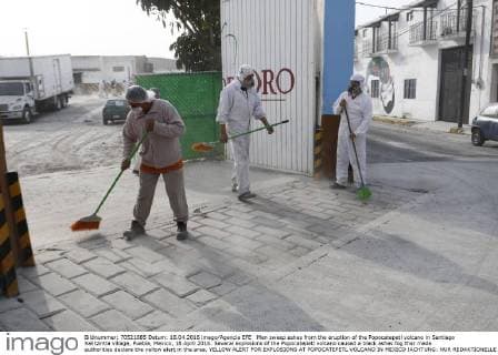 Men sweep ashes from the eruption of the Popocatepetl volcano in Santiago Xalitzintla village, Puebla, Mexico, 18 April 2016. Several explosions of the Popocatepetl volcano caused a black ashes fog that made authorities declare the yellow alert in the area. YELLOW ALERT FOR EXPLOSIONS AT POPOCATEPETL VOLCANO IN MEXICO !ACHTUNG: NUR REDAKTIONELLE NUTZUNG!  XAL003 20160418-635966048024437530