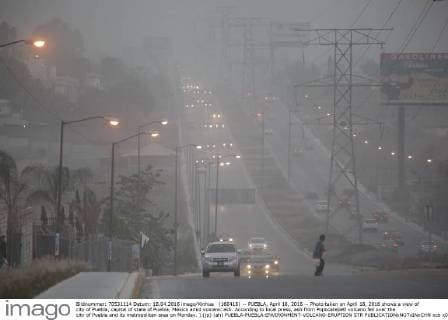 (160418) -- PUEBLA, April 18, 2016 -- Photo taken on April 18, 2016 shows a view of city of Puebla, capital of state of Puebla, Mexico amid volcanic ash. According to local press, ash from Popocatepetl volcano fell over the city of Puebla and its metropolitan area on Monday. ) (jp) (ah) PUEBLA-PUEBLA-ENVIRONMENT-VOLCANO-ERUPTION STR 