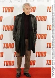 Spanish actor Jose Sacristan poses for photographers during the presentation of his film Toro (Bull) in Madrid, Spain, 19 April 2016. The film, directed by Kike Maillo, opens in Spanish theatres on next 22 April. Spanish film Toro (Bull) photocall !ACHTUNG: NUR REDAKTIONELLE NUTZUNG!  20160419-635966736549964722