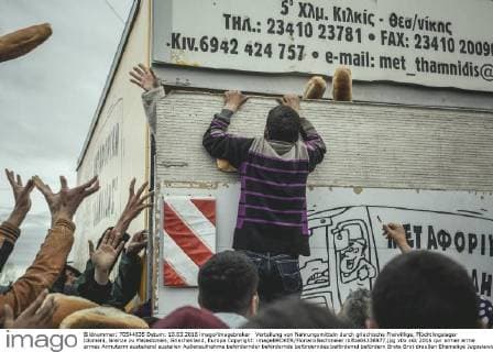  Verteilung von Nahrungsmitteln durch griechische Freiwillige, Flüchtlingslager Idomeni, Grenze zu Mazedonien, Griechenland, Europa Copyright: imageBROKER/FlorianxBachmeier iblfba04336877.jpg