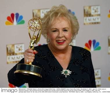 DORIS ROBERTS (born Doris May Green; November 4, 1925 - April 17, 2016) was an American actress. She received five Emmy Awards and a Screen Actors Guild award during her acting career, which began in 1951. She was perhaps best known for her role on the 1996 2005 sitcom Everybody Loves Raymond . PICTURED: Sep 22, 2002 - Los Angeles, California, U.S. - DORIS ROBERTS, winner for Best Supporting Actress, Comedy, for her performance in Everybody Loves Raymond at the 54th Annual Emmy Awards. Los Angeles U.S.  - ZUMA