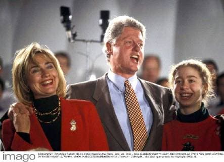 Apr. 20, 2011 - BILL CLINTON WITH HILLARY AND CHELSEA AT THE X MAS TREE LIGHTING IN WHITE HOUSE 12 7 1994. 16939. - ZUMAg49_