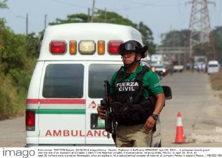 Mexiko: Explosion in Raffinerie VERACRUZ, April 20, 2016 -- A policeman stands guard near the site of an explosion at Clorados 3 plant in the Pajaritos complex in Coatzacoalcos, Veracruz state, Mexico, on April 20, 2016. At least 30 workers were injured on Wednesday when an explosion hit a petrochemical complex of national oil company Pemex in eastern Mexico. ) MEXICO-VERACRUZ-ACCIDENT-EXPLOSION STR 