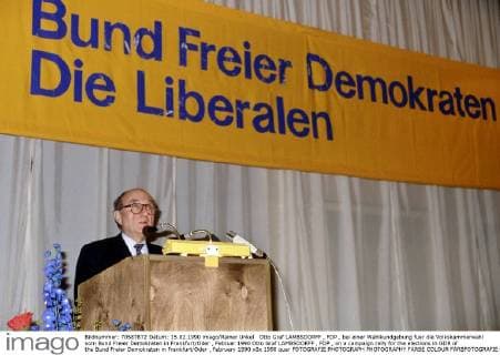 Otto Graf LAMBSDORFF , FDP , bei einer Wahlkundgebung fuer die Volkskammerwahl vom Bund Freier Demokraten in Frankfurt Oder , Februar 1990 Otto Graf LAMBSDORFF , FDP , on a campaign rally for the elections in GDR of the Bund Freier Demokraten in Frankfurt Oder , February 1990