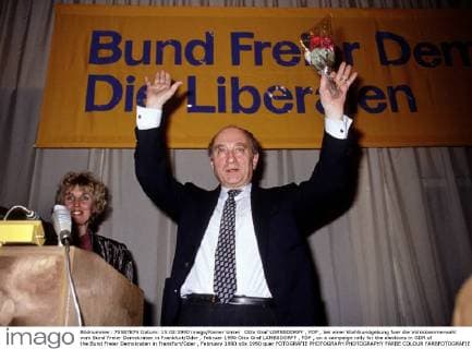 Otto Graf LAMBSDORFF , FDP , bei einer Wahlkundgebung fuer die Volkskammerwahl vom Bund Freier Demokraten in Frankfurt Oder , Februar 1990 Otto Graf LAMBSDORFF , FDP , on a campaign rally for the elections in GDR of the Bund Freier Demokraten in Frankfurt Oder , February 1990