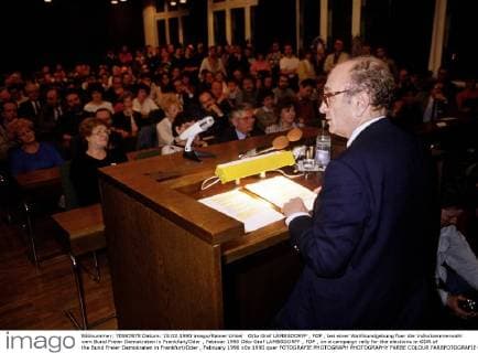 Otto Graf LAMBSDORFF , FDP , bei einer Wahlkundgebung fuer die Volkskammerwahl vom Bund Freier Demokraten in Frankfurt Oder , Februar 1990 Otto Graf LAMBSDORFF , FDP , on a campaign rally for the elections in GDR of the Bund Freier Demokraten in Frankfurt Oder , February 1990