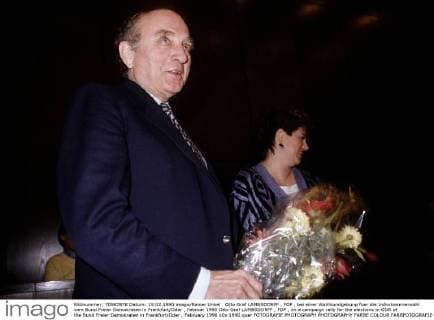 Otto Graf LAMBSDORFF , FDP , bei einer Wahlkundgebung fuer die Volkskammerwahl vom Bund Freier Demokraten in Frankfurt Oder , Februar 1990 Otto Graf LAMBSDORFF , FDP , on a campaign rally for the elections in GDR of the Bund Freier Demokraten in Frankfurt Oder , February 1990